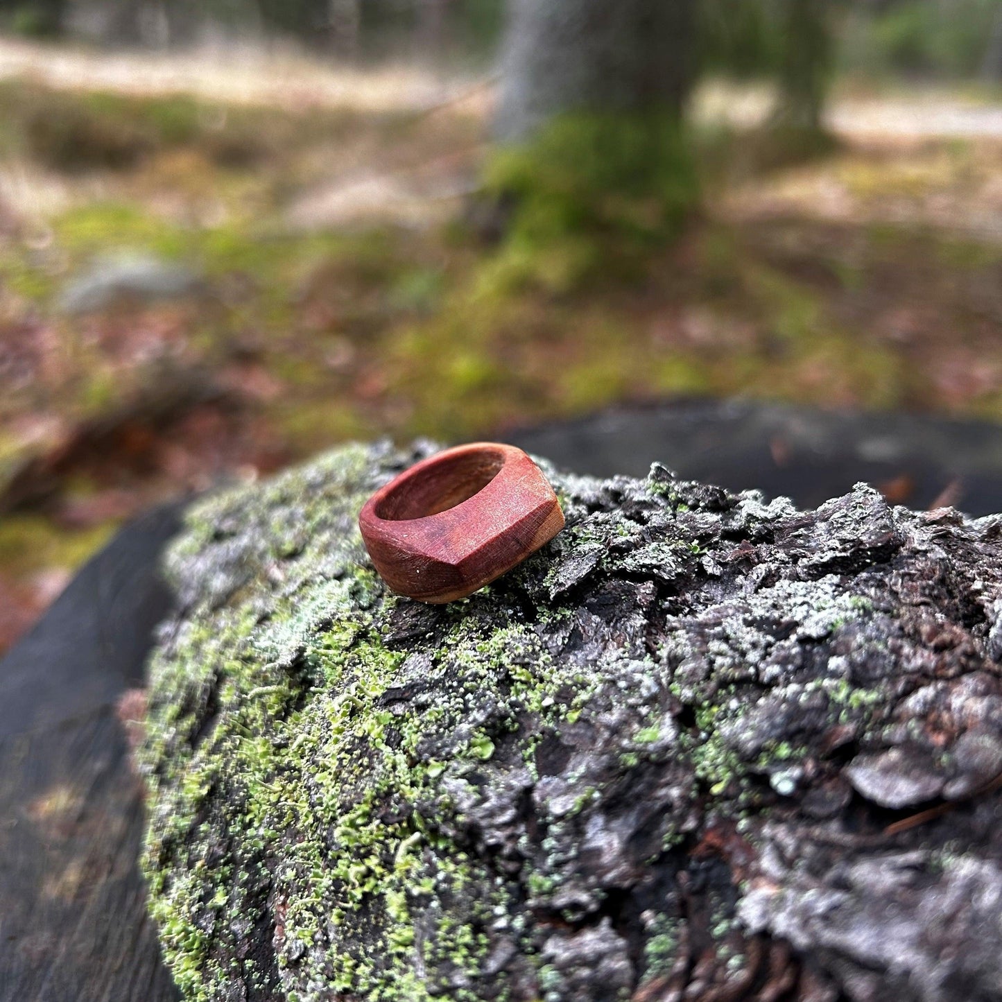 Träsmycken /Handmade small wood ring - Träsmycken Hantverk- Bessie design handmade/ / Wooden jewelry