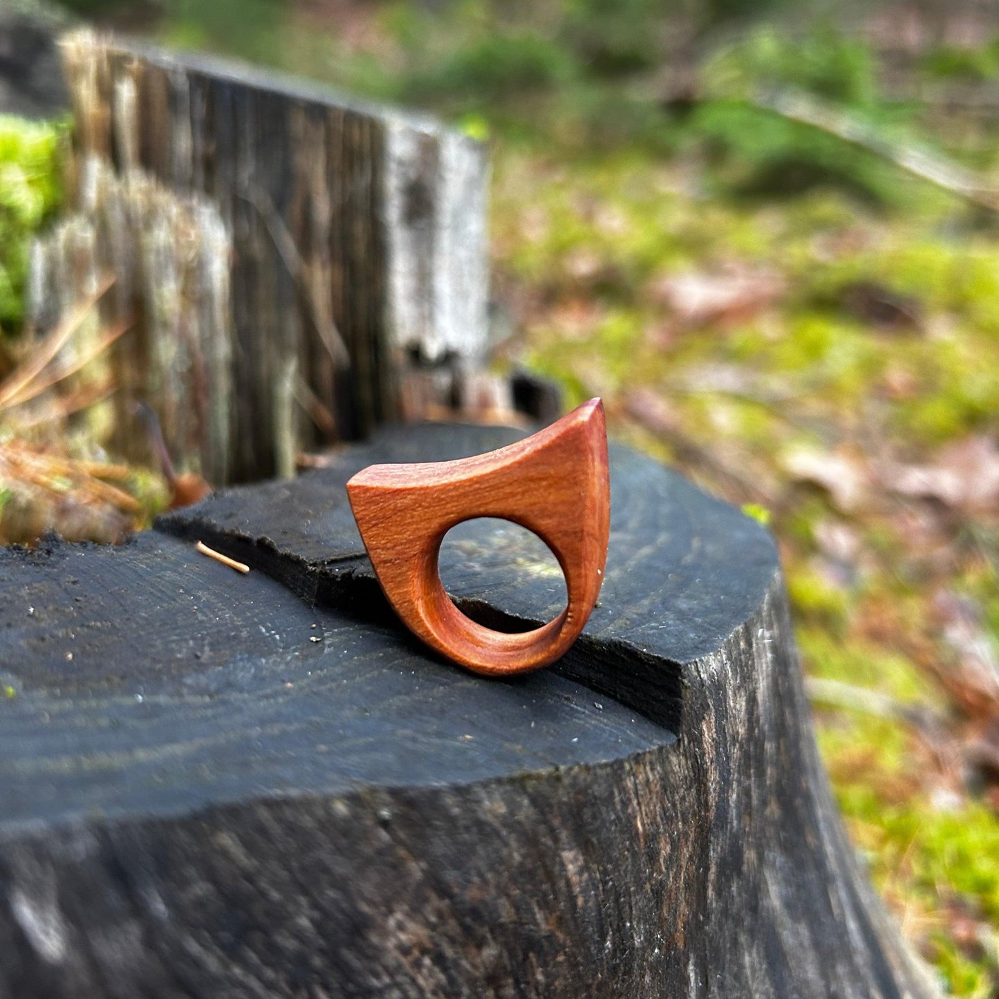 Träsmycken /Handmade Small wood ring - Träsmycken Hantverk- Bessie design handmade/ / Wooden jewelry