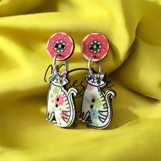 Earrings painted Wood Cats - Träsmycken Hantverk- Bessie design handmade/ / Wooden jewelry