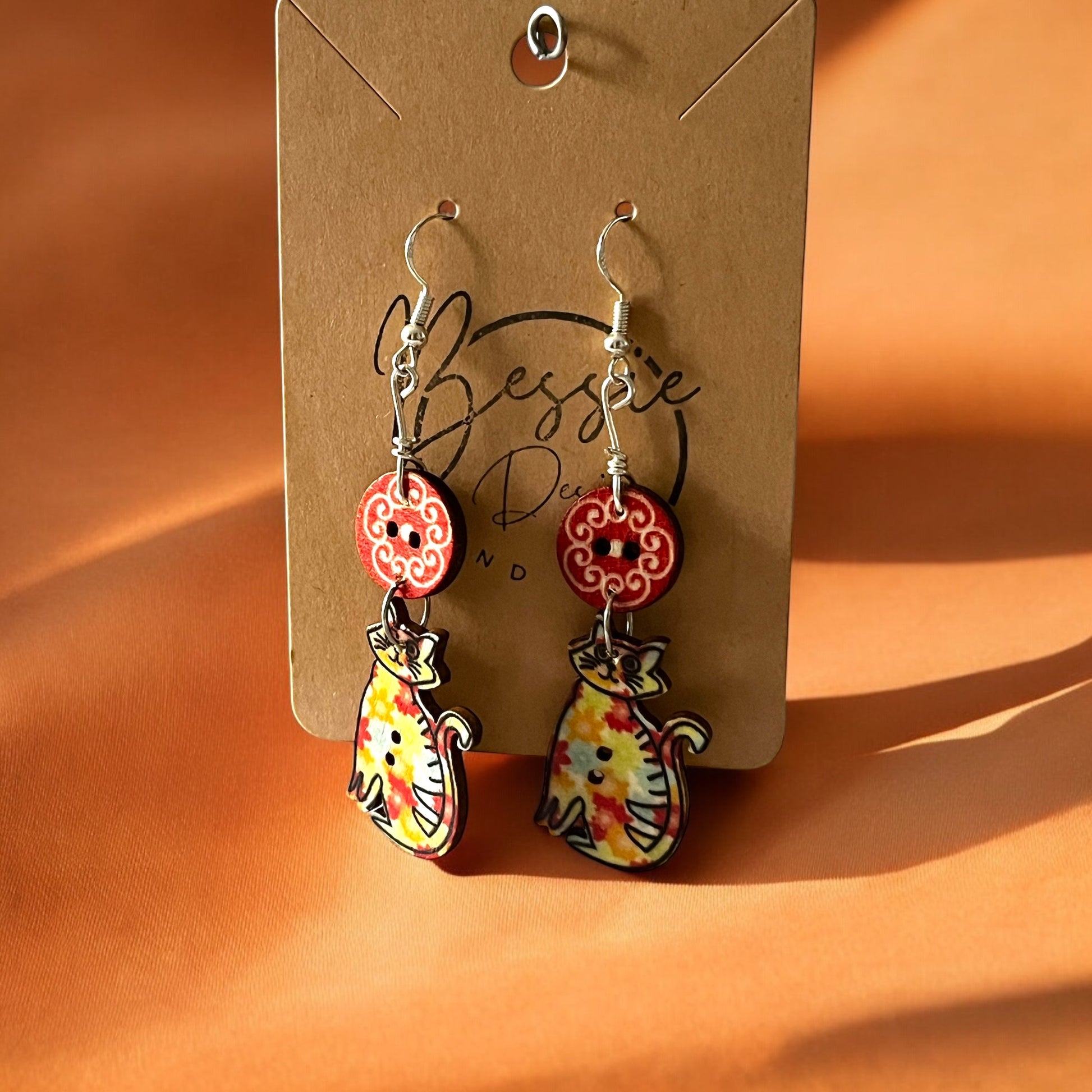 Earrings painted Wood Cats - Träsmycken Hantverk- Bessie design handmade/ / Wooden jewelry